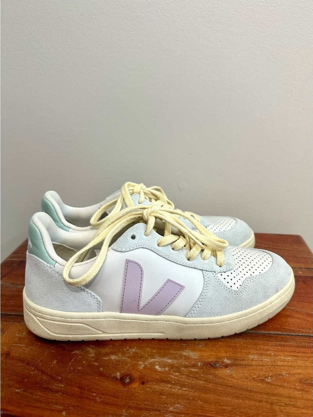 Veja V-10 Leather Womens Sneakers in the Gravel/Parme/  Menthol Colorway Size 9